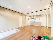【リフォーム工事中LDK】LDKは約13帖。様々な家具の配置が考えられ、お客様の好みのお部屋にレイアウトが可能です。大きなテレビ・大きなソファーでゆっくりとくつろぎ頂けるのも大きなスペースがあるおかげです。