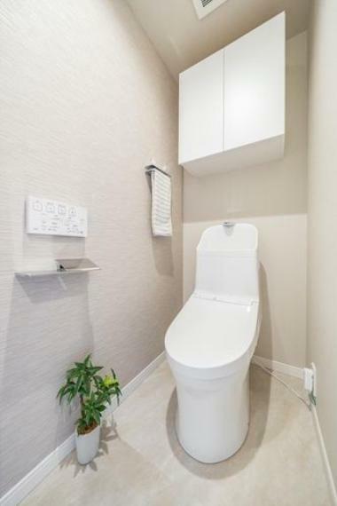 清潔感のあるトイレには小物類の収納に便利な吊戸棚があります。