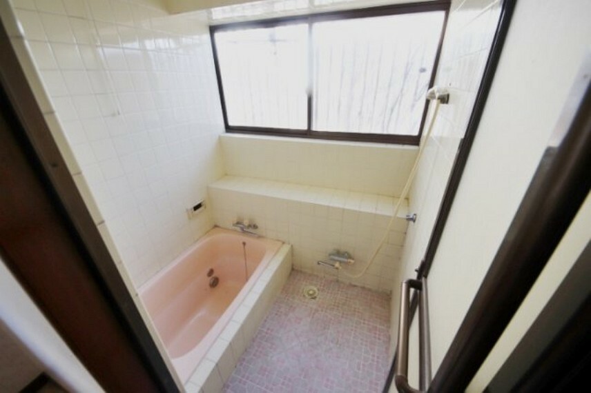 浴室 浴室に窓があるので、湿気がこもらずいつでもいい空気に