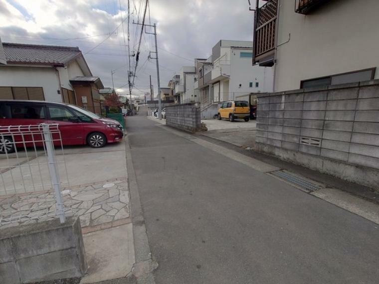 現況写真 住宅用の土地では前面道路に2m以上接していなければならないと法律で定められています。しかし、お持ちの車のサイズやライフスタイルなどにより、2mでは利便が悪い場合もございますので、事前に確認しましょう。