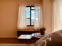 この窓から桜島を望めます。