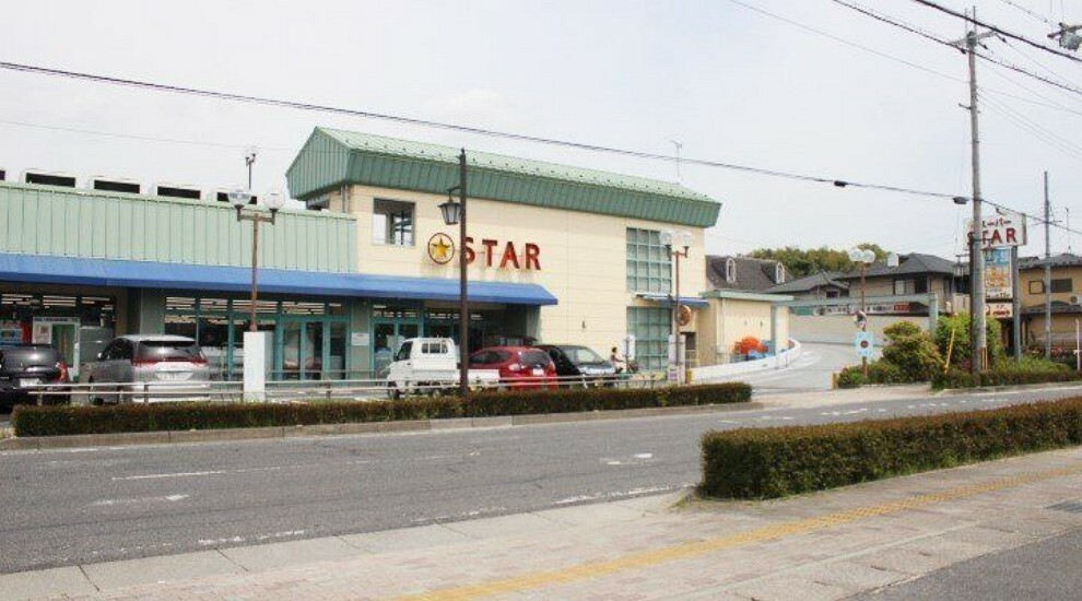 スーパー 【スーパースター安養寺店】毎日新鮮な食材にこだわった地元密着のスーパーです。店舗前のほか屋上駐車場があり、エレベーターが設置されているので障害者の方やお子様も安心して買い物していただけるお店です。