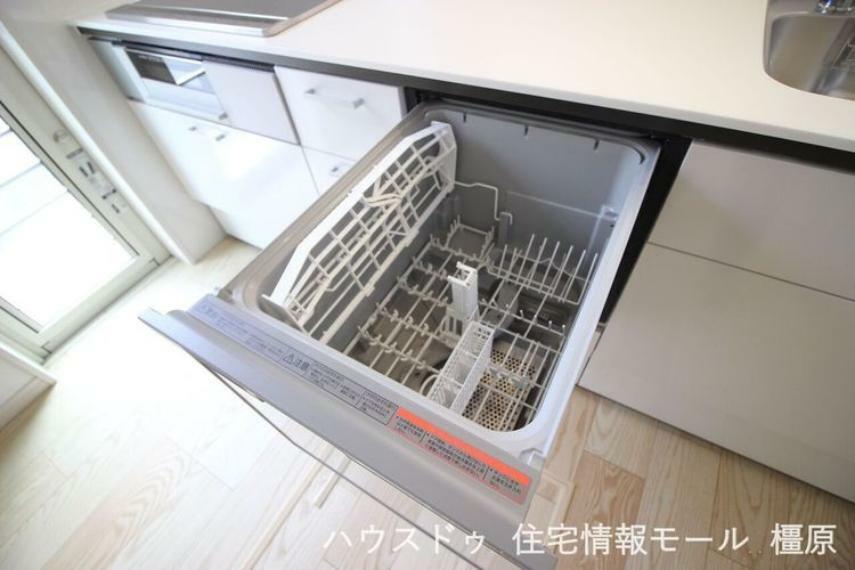 キッチン 食器洗浄乾燥機は、家事の負担を軽減します。高温のお湯と水圧で洗浄し、手洗いよりも清潔です