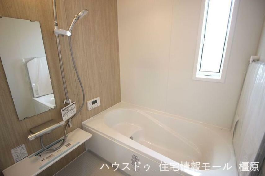 浴室 半身浴もゆっくり楽しめる1坪の広々浴室。浴室乾燥機・追い焚き機能を完備しております。