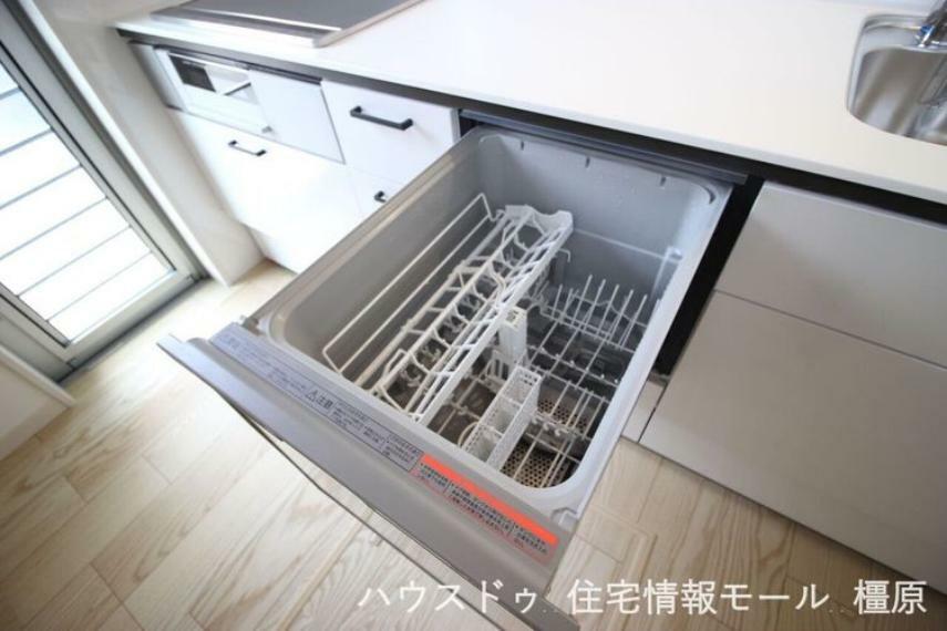 キッチン 家事の負担を軽減する食器洗浄乾燥機。高温のお湯と水圧で洗浄し、手洗いよりも清潔です