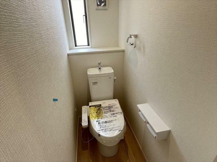トイレ 2階トイレ:小物を飾れる棚が付いたお手洗い 窓を開けて換気ができます （2024年3月19日撮影）