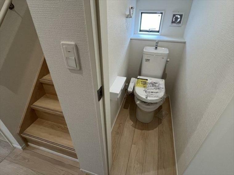 トイレ 1階トイレ:階段横に完備されています。小窓の手前には芳香剤を置いたり小物を置くことができますね。