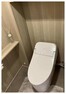 トイレ 【トイレ】手洗い場付きのゆとりのある温水洗浄便座付きのトレイ。上段に収納スペースもございますので、トイレットペーパーの替えや消臭スプレーの替えも入れておけます！