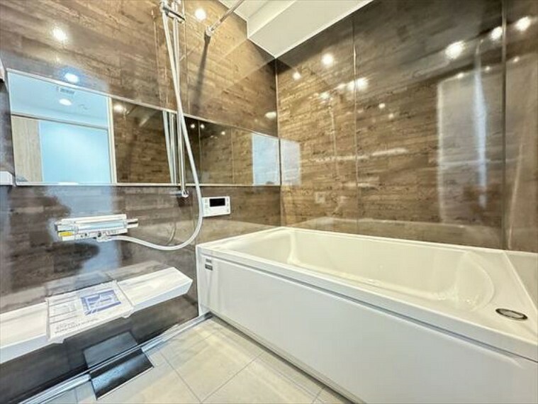 浴室 浴室は高級感のある内装。浴室内は明るくリラックスできる時間をご堪能いただけます。