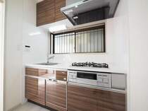キッチンは作業がしやすい壁付けタイプです。吊戸棚やキッチン下部に収納が設けられています。