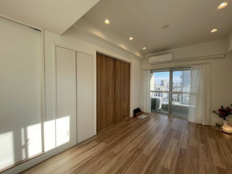 居間・リビング 窓越しに射し込む自然光が風合い豊かな室内を照らし出し、落ち着きのある上品な空間を演出します。