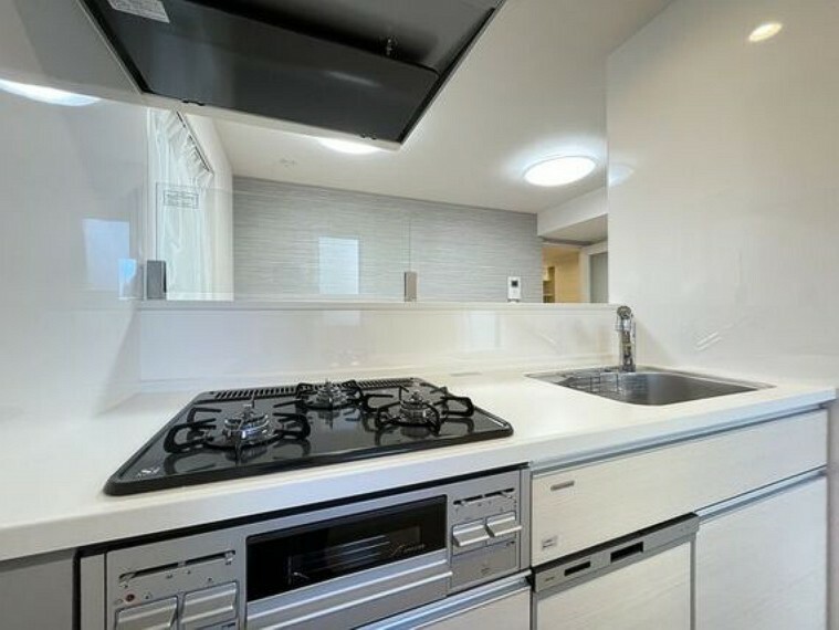 ダイニングキッチン ホワイトを基調とした清潔感のあるキッチン。すっきり美しいキッチン空間を保てます。