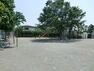 公園 上小田中北公園 広場のある L字型敷地の公園。遊具:ブランコ・滑り台・砂場・揺動遊具（クジラ型）