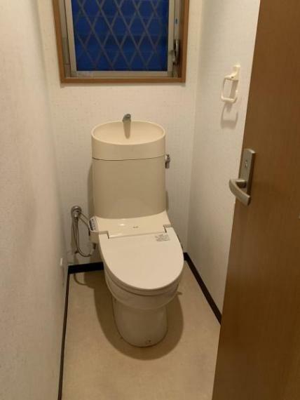 トイレ トイレには窓があります。