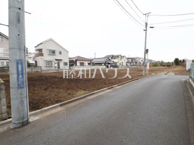 現況写真 接道状況および現場風景　【三鷹市上連雀6丁目】 我が家に合った暮らしを追及できるフリープランの分譲地です。ぜひ皆様の「こんな家に住みたい！」をお聞かせ下さい。