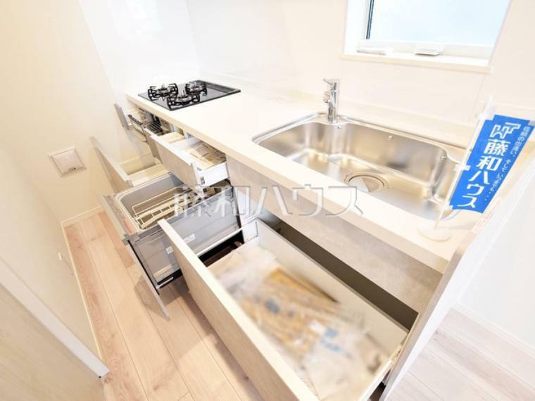 ビルトイン食洗機　【狛江市中和泉5丁目】  ビルトイン食洗機は毎日の家事を軽減させてくれます。またワークトップも広々使え機能性も向上します。　