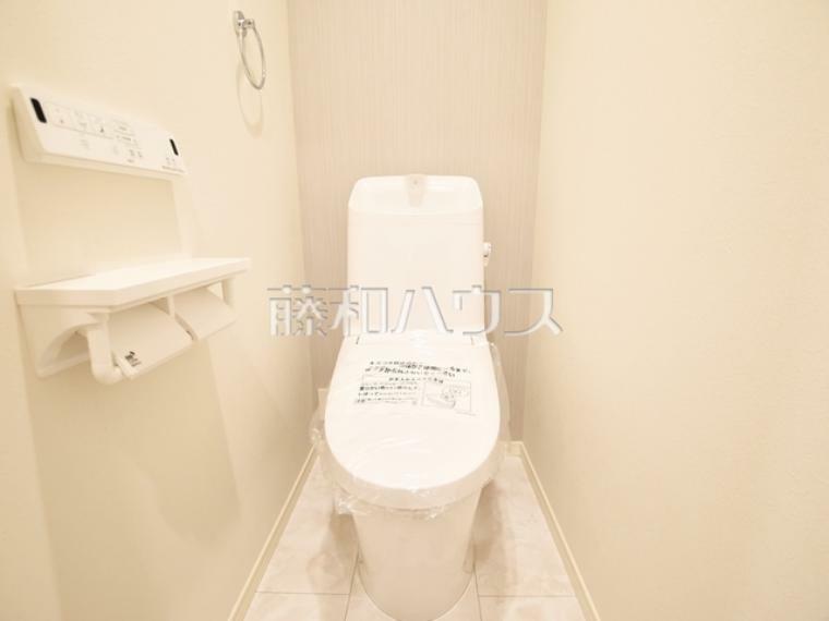 温水洗浄便機能付きトイレ　【狛江市中和泉5丁目】  温水洗浄便機能付きトイレで清潔にご使用いただけます。　