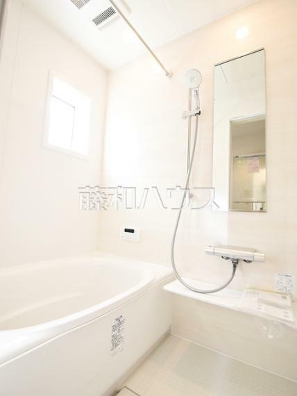 浴室 白を基調とした清潔感あふれるバスルームです　　【狛江市中和泉5丁目】