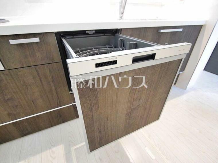 キッチン 1号棟　 ビルトイン食洗機は毎日の家事を軽減させてくれます。またワークトップも広々使え機能性も向上します。 　【練馬区西大泉4丁目】