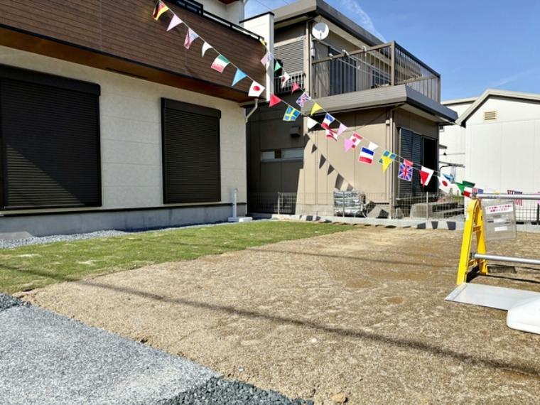 庭 ガーデニング、家庭菜園、ペットの遊び場、BBQなど使い勝手のよい広々としたお庭付きです