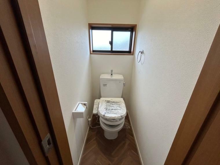 トイレ ウォシュレット機能付きのトイレ。換気のしやすい窓付きで、実用性も兼ね備えた造り。 室内写真　【12月24日撮影】