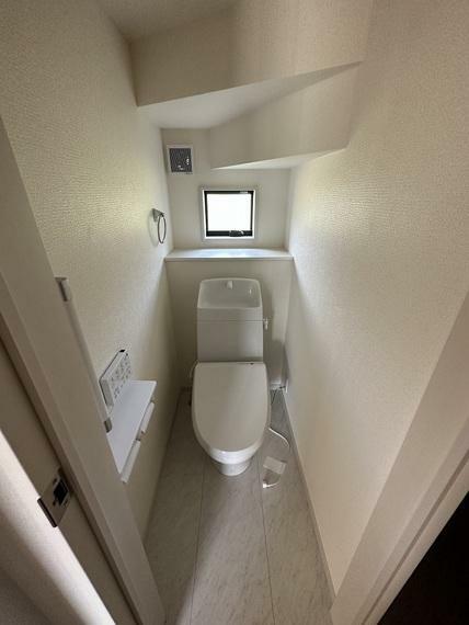 1階　トイレ　換気扇、窓、タオル掛け、温水暖房便座付きのトイレです