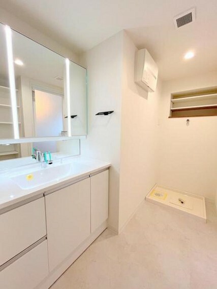 洗面化粧台 ■三面鏡洗面台・可動棚付きの収納豊富な洗面脱衣室です