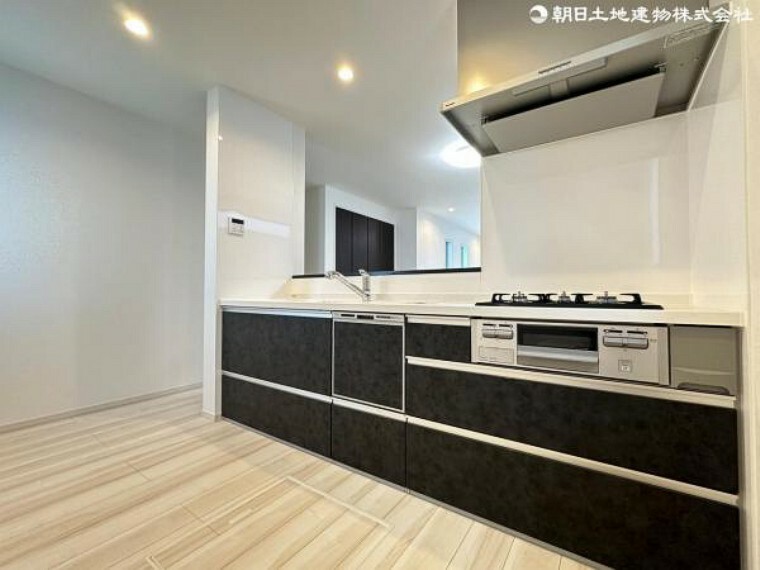 キッチン 吊戸棚の無いスッキリとしたキッチン回りは明るくて開放感があり家事の効率が上がる設計となっております。