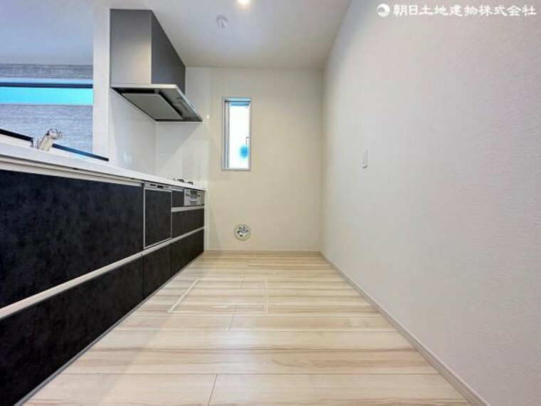 キッチン 吊戸棚の無いスッキリとしたキッチン回りは明るくて開放感があり家事の効率が上がる設計となっております。