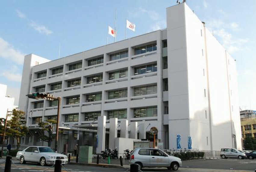 【厚木市役所】　本厚木駅から徒歩5分くらいの場所にあり、100台ぐらいは駐車出来る広い駐車場もあります50mくらい先に第二庁舎があります。