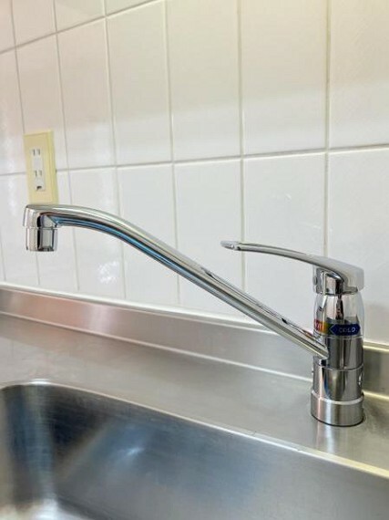 キッチンの水栓にはビルトインの浄水器が備わっています。いつでも新鮮で安心なお水を飲んでいただくことができます。お子様にもおいしい水を飲ませていただくことができますので安心ですね。