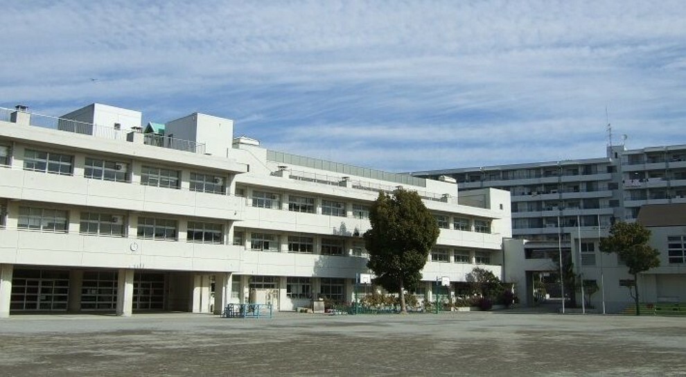 小学校 横浜市立倉田小学校 徒歩4分。