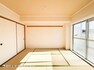 和室 【和室】和室には洋室とはまた違った良さがある。畳の香りに癒され、日本を感じることのできる落ち着きある一部屋です。