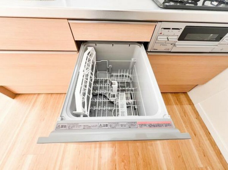 【食器洗浄機】お食事の後片付けを食器洗浄機がサポート。食事後の家族のくつろぎタイムをゆっくりもてます。驚きの低コスト