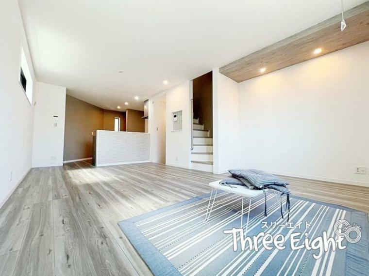 居間・リビング LDKは2階に配置 18帖越えと広々とした空間で、大型の家具等も綺麗に入ります。