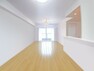 居間・リビング 【LDK】画像はCGにより家具等の削除、床・壁紙等を加工した空室イメージです。