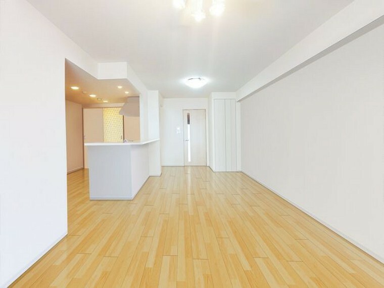 居間・リビング 【LDK】画像はCGにより家具等の削除、床・壁紙等を加工した空室イメージです。