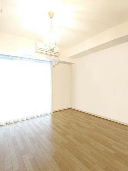 【洋室（1）】画像はCGにより家具等の削除、床・壁紙等を加工した空室イメージです。