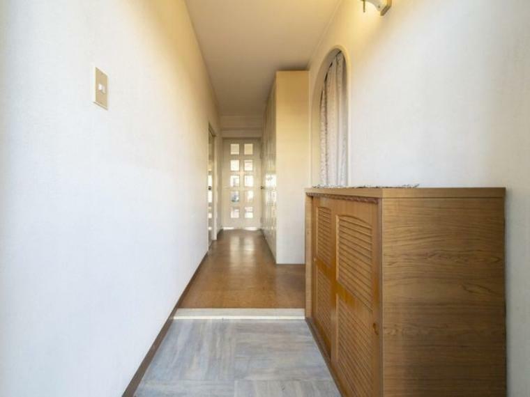 【玄関】明るい雰囲気の玄関。廊下には収納スペースがございます。