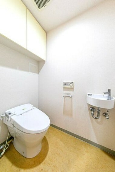 トイレ 【トイレ】快適な温水洗浄便座付きトイレ。独立した手洗いと、トイレットペーパーなどを収納出来る吊戸棚があります。