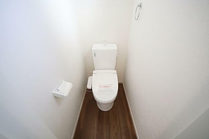 トイレ 白を基調とした清潔感ある温水洗浄機能付きトイレ