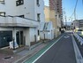 外観写真 外観はマンション管理がされているかの目安になります。築年数が古いと、壁面は劣化してひび割れが生じることも！建物が古びていても細かいところが修繕されていると、きちんと管理されているなぁと感じるでしょう。