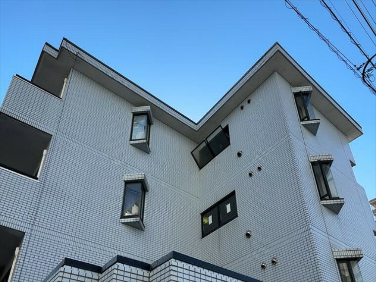 構造・工法・仕様 RC造、Reinforced Concreteは直訳すると補強されたコンクリートです。主に柱や梁・床・壁が鉄筋とコンクリートで構成おり、鉄筋を組んだ型枠にコンクリートを流し込んで固めたものを指します。