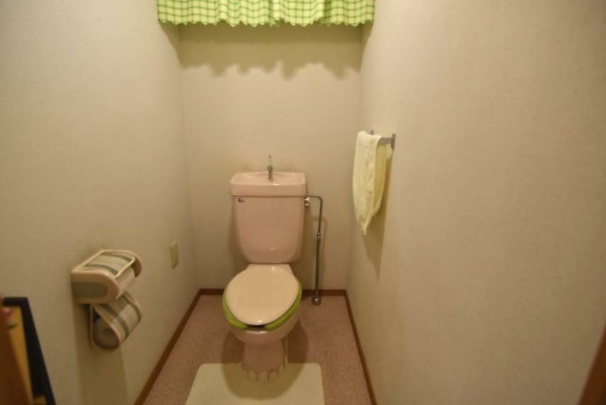 少し広めのトイレはゆとりがあり落ち着きます。