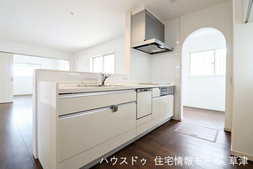 キッチン お手入れしやすいシステムキッチンです。白を基調としたシンプルなデザインになっています。