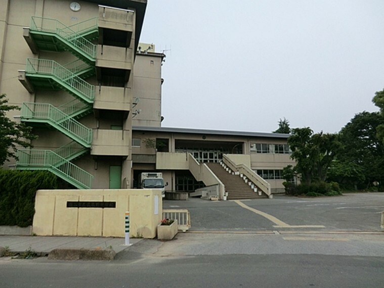 越谷市立武蔵野中学校（1970m）本校の教育目標は、『揺るぎない大地に豊かな心』です。