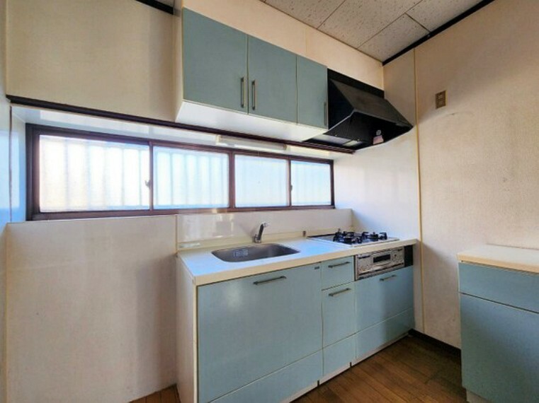 ■吊戸棚収納付きのキッチン