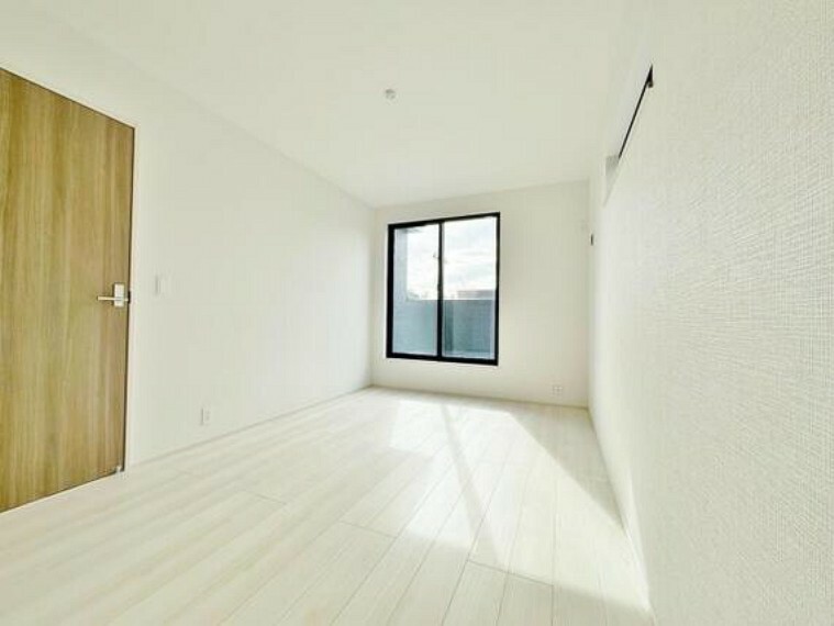 住まう方でカスタマイズしていただける清潔感あふれるデザインの内装。シンプルな空間なだけにそのままでも良いのですが、ご自身のお好きなもので部屋を素敵な空間に創り上げられます。