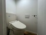 トイレ シンプルな色使いとデザインでリラックスできる快適な空間を演出。