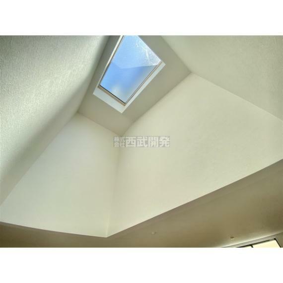専用部・室内写真 天窓があることでお部屋が明るくなります。